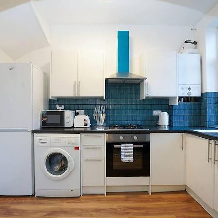 3 Bedroom Home With Free Parking Leeds  Eksteriør bilde