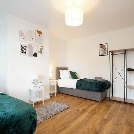 3 Bedroom Home With Free Parking Leeds  Eksteriør bilde