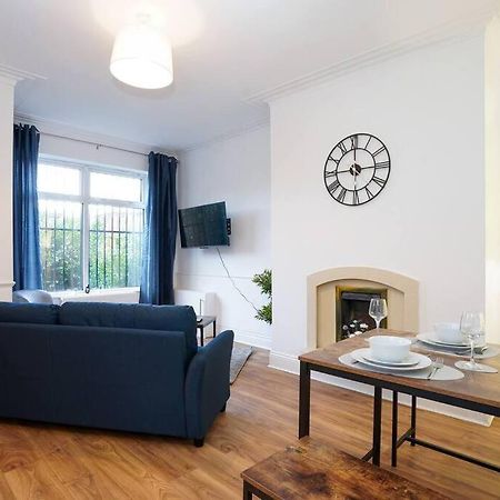 3 Bedroom Home With Free Parking Leeds  Eksteriør bilde