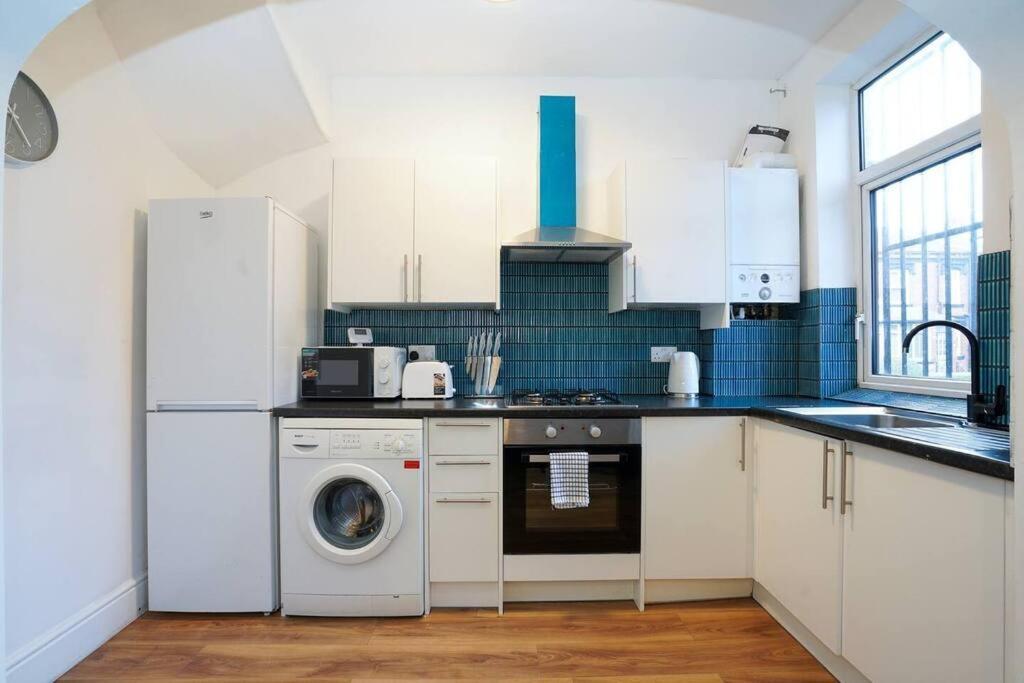 3 Bedroom Home With Free Parking Leeds  Eksteriør bilde