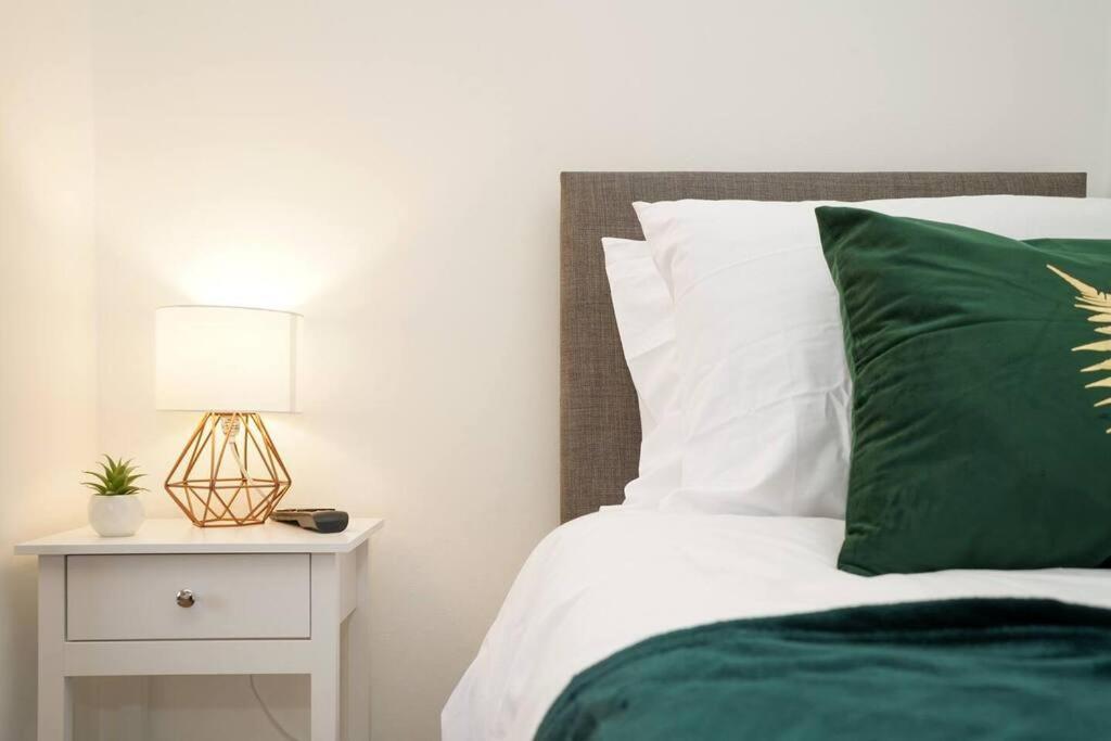 3 Bedroom Home With Free Parking Leeds  Eksteriør bilde