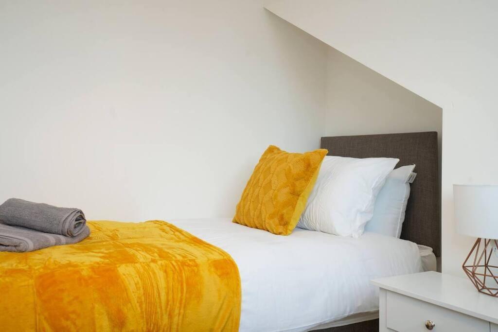 3 Bedroom Home With Free Parking Leeds  Eksteriør bilde
