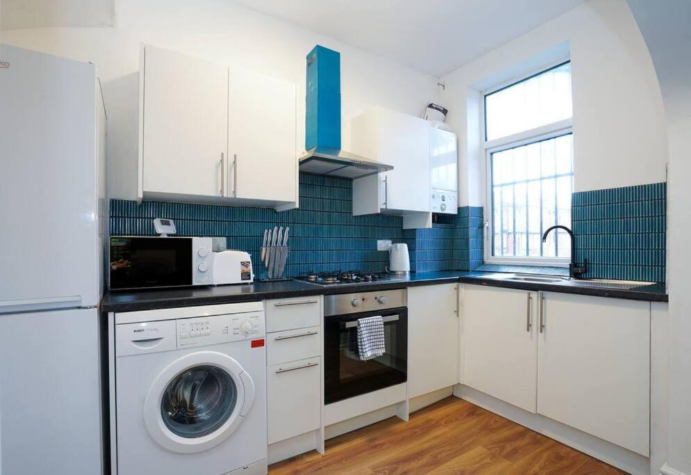 3 Bedroom Home With Free Parking Leeds  Eksteriør bilde