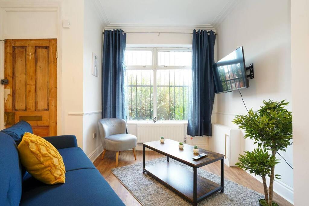 3 Bedroom Home With Free Parking Leeds  Eksteriør bilde