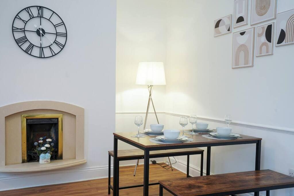 3 Bedroom Home With Free Parking Leeds  Eksteriør bilde