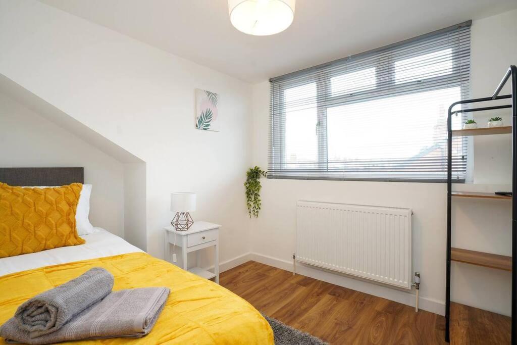 3 Bedroom Home With Free Parking Leeds  Eksteriør bilde