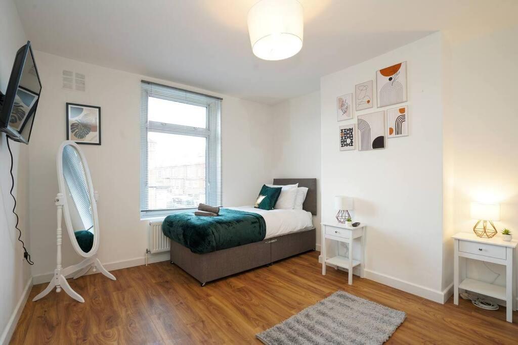 3 Bedroom Home With Free Parking Leeds  Eksteriør bilde