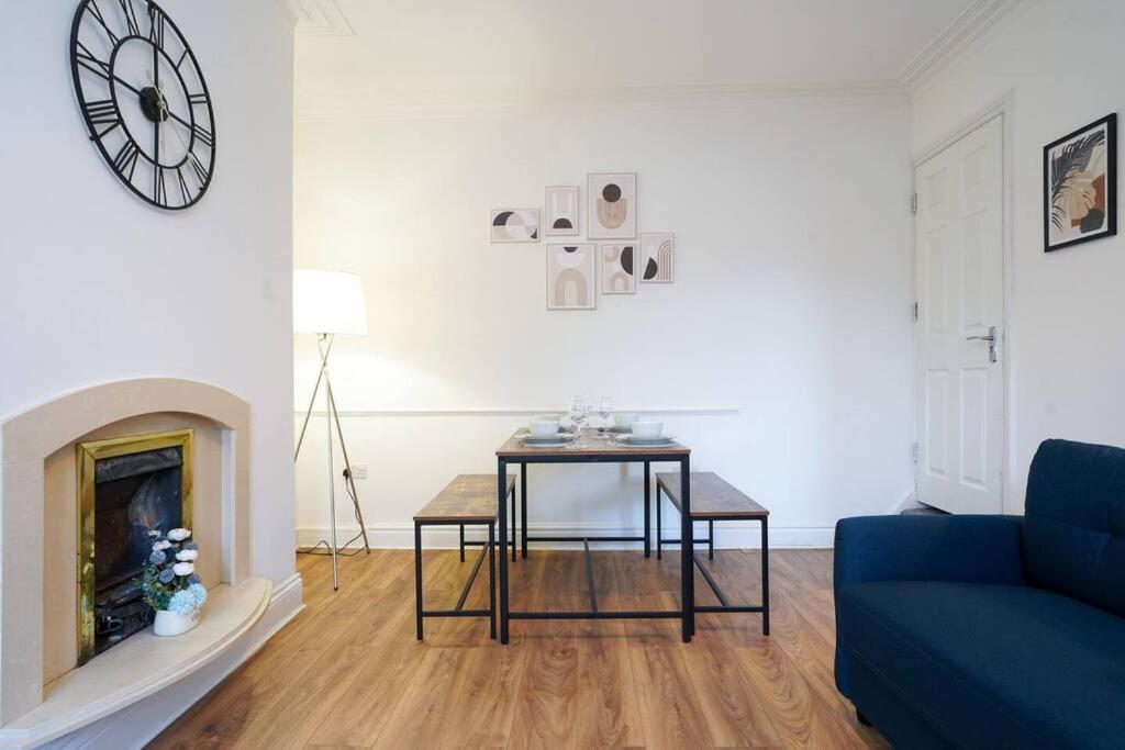 3 Bedroom Home With Free Parking Leeds  Eksteriør bilde
