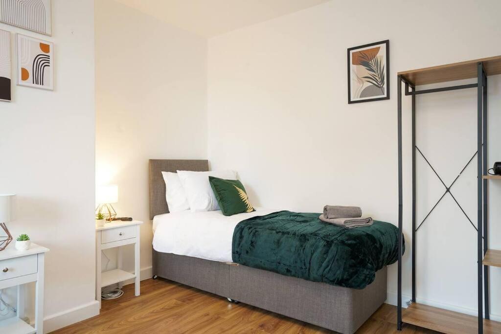 3 Bedroom Home With Free Parking Leeds  Eksteriør bilde