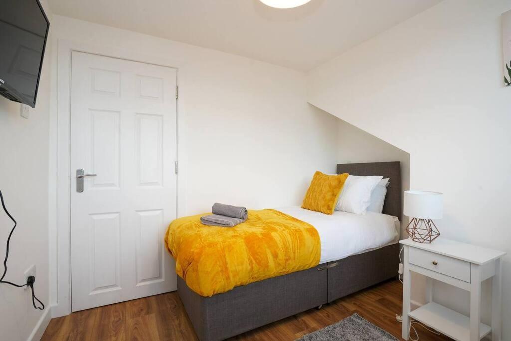 3 Bedroom Home With Free Parking Leeds  Eksteriør bilde