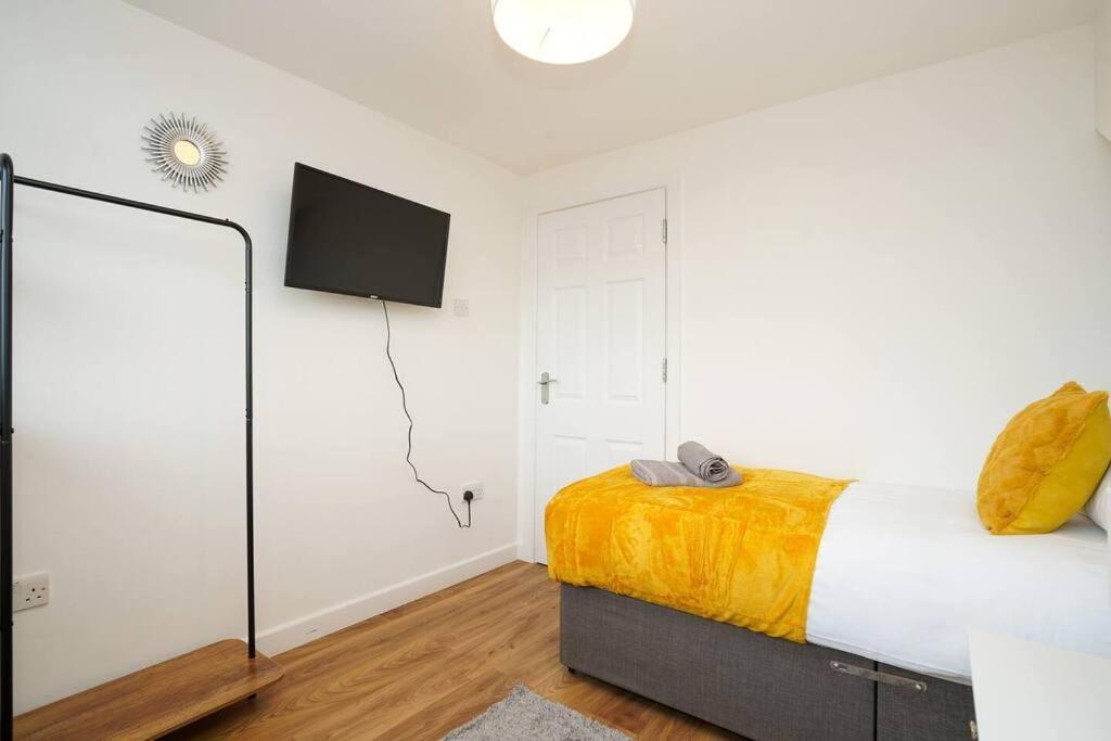 3 Bedroom Home With Free Parking Leeds  Eksteriør bilde